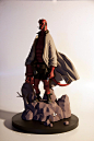 Mike Mignola 版 1/6 比例《地獄怪客》雕像 | 玩具人Toy People News : 擁有光影魔術師美名的歐美漫畫大師Mike Mignola，享譽全球的經典作品《地獄怪客》將被法國新興的造型品牌Fariboles Productions 製作成1/6 比例雕像。

繼Sideshow 推出、獲得IGN評價為2014年度最佳收藏玩具的“地獄怪客”20 週年紀念雕像之後，Fariboles Productions 再度推出以Mike Mignola 漫畫原作為基礎的雕像作品。雕像採用了1
