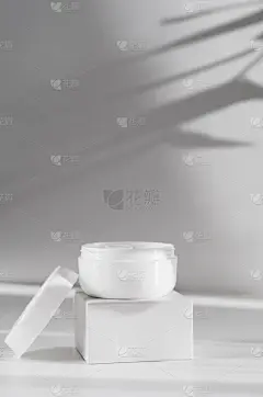 天然化妆品，有机化妆品海报概念与版权空间。润肤膏，面罩罐。打开的白色容器，装有女性护肤产品。女性护肤