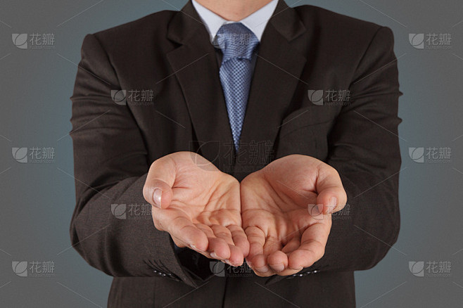 摊开双手表示某事的商人
