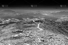 黑白曲曲折折的山路背景