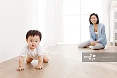 妈妈抱着睡着的宝宝正版图片素材