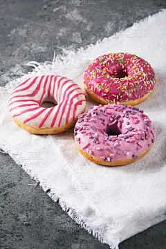 烤甜美味的甜甜圈与糕点屑在灰色的混凝土背景。快乐的甜甜圈。