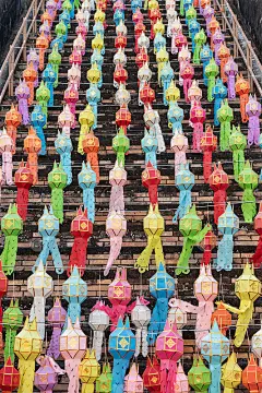 在佛教寺庙里挂着五颜六色的纸灯笼装饰