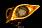 #饰物# 
眼形金指环，金质的环体部分是现代制作的，但是其戒面中的眼形镶嵌物是古埃及中王国时期的遗物，材质为黑耀石和石灰石，时代约为公元前20世纪到公元前17世纪中期。