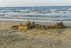 海滩和大海在蓝色小时，暑假在海边