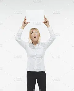 商业女性与空白纸