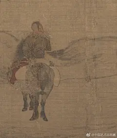                                                                                                                         #人物画#【 南宋 陈居中（传）《胡骑春猎图》 】团扇，绢本设色，24.1×27.3cm，美国纽约大都会艺术博物馆藏。 陈居中擅长描写游牧的骑兵和他们在大草原上的生活。此图画的是大漠之上胡人出猎的情景。画面的下方是骑在马上的观猎人群，上方是一人纵马疾驰，所有人的目光，都