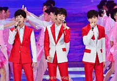 TFBOYS#亥年添福至，福运迎春来# 今年也一起过年啦第四次登上春晚舞台的添福少年@TFBOYS-王俊凯 @TFBOYS-王源 @TFBOYS-易烊千玺 带来《我们都是追梦人》，约定好一起迎接更加努力奔跑的新年，愿2019年诸事顺利，做最满怀信心的追梦人 ​​​​...展开全文c