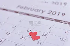情人节贺卡。红心纸在日历页2月14日与副本空间