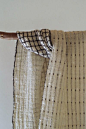 真木千秋，日本“染织作家”，手工织品设计工坊Maki Textile Studio创始人。一直致力于传统手工纺织工艺，遍访全世界，去那些被她称为“世界尽头”的地方寻找纱线和工艺，长达20余年。
