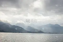 中国大理洱海上的暴风云图。