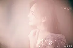 组图：唐嫣晒美照害羞捂嘴笑 嘟嘴卖萌俏皮灵动 : 在纱幔笼罩下的唐嫣仙气十足，对镜头做出“嘘”的动作，少女感爆棚。