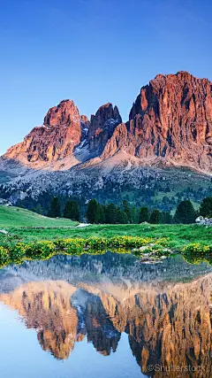 如果说堕落米蒂山脉是阿尔卑斯山中最漂亮的一段，应该不会有太多人持反对意见。春秋两季的多罗米蒂山景色如画，随便一拍便如同壁纸，而冬季这里又变成了滑雪胜地。