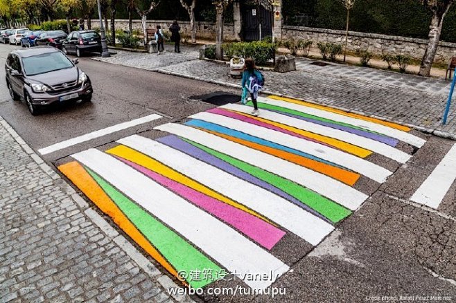 艺术家将马德里街头的斑马线加上了色彩，以...