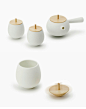 日本nendo工作室设计的极简杯具 top tea set，杯盖也可以当陀螺玩。via：http://t.cn/zOU666S