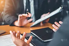 工作面试概念，高级经理在工作面试中阅读简历员工年轻男子会见申请人和招聘