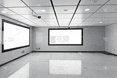 地铁或飞机场下走廊墙壁上的空白广告牌