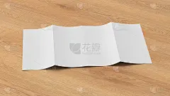 立式双闸门折页。四格，八页空白传单。在木制背景上模拟演示设计。背面。