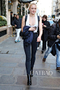 索菲·特纳 (Sophie Turner) 2016年10月巴黎街拍，她身穿白色背心+紧身牛仔裤，粗跟靴不仅拉长腿型更为帅气加分，深U型领为性感助攻。