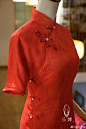 新款|正红色花罗

红色花罗旗袍真的优雅气质爆棚，怎么看都好看呀
面料：花罗
扣子：一字扣配猫眼石|手工花扣 ​​​​