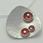 Satin hammered finish silver and enamel pendant by Evelyn Duffus Jewellery: @北坤人素材