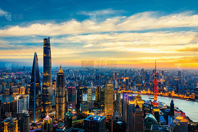 夜景鸟瞰图上海的天际线和城市景观。