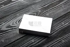 黑色木质背景的空白名片。企业文具，品牌模型。创意设计师的办公桌。平的。文本复制空间