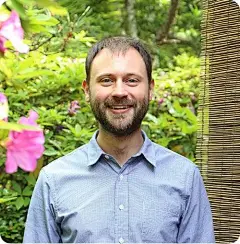 住在日本的波兰画师绘制——乌尔巴诺维斯（Mateusz Urbanowicz）。他堪称是新海诚的御用画师，连新海诚扬名作《你的名字》的海报。包括《天气之子》的日系风海报插画也有参与。