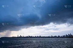 孟买阿拉伯海季风云和强降雨。