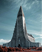 冰岛主题游：哈尔格林姆斯大教堂不容错过_gur : 哈尔格林姆斯大教堂(Hallgrímskirkja)是雷克雅未克最高的建筑， 以冰岛的柱状玄武岩为灵感而建，看上去很像一艘火箭，也有不少朋友戏称它为“正态分布大教堂”。教堂最大的看点倒不是建筑本身，而是顶楼的…
