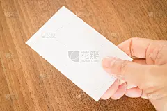 手里拿着一张名片