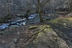壮丽的风景与山河维特流动在秋季森林苔藓岩石和巨石附近Teteven镇，巴尔干山脉