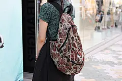 【图】简单而为亦时髦！海报时尚网日本街拍之古着聚集地原宿篇250期：精致妆发与巧妙细节彰显型人穿衣功底！