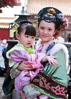 【最有心计】《甄嬛传》曹贵人（陈思斯）
做后宫里的女人难，做后宫里有孩子的女人更是难上加难。要保全自己、更要保全孩子，这条艰难路上，相貌平平、家世平平、得不到皇帝宠爱的曹贵人只能自食其力，抱好大腿了。她先是向投诚华妃，后来华妃失势，她又倒戈相向，企图在后宫争斗中求全身而退。结果，聪明反被聪明误，这个心计深重的骑墙派自然难得新主子的信任，最终逃不过一死。好在她的温宜得到端妃的悉心照料，也算是曹贵人机关算尽终成空后的一点安慰了吧。不过也可能是经验不足的原因，陈思斯所饰演的曹贵人阴狠有余而母性不足。