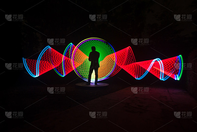人们用美丽的光画艺术品