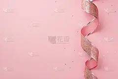 俯视图照片的圣瓦伦丁节装饰闪光的粉红色卷曲丝带和闪亮的亮片在孤立的淡粉色背景与空白的空间