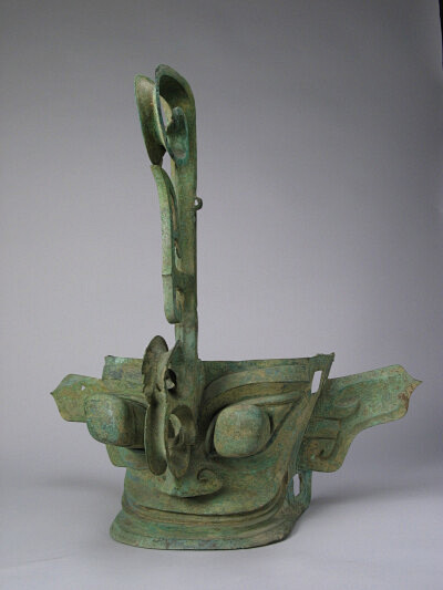 在三星堆博物馆长着千里眼和顺风耳的铜戴冠纵目面具会带你进入3000年