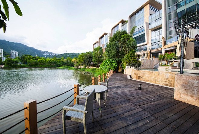 别墅区湖泊及观景木平台