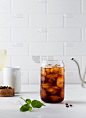 白背景上加冰块的清冷咖啡。Coldbrew。夏季饮料。
