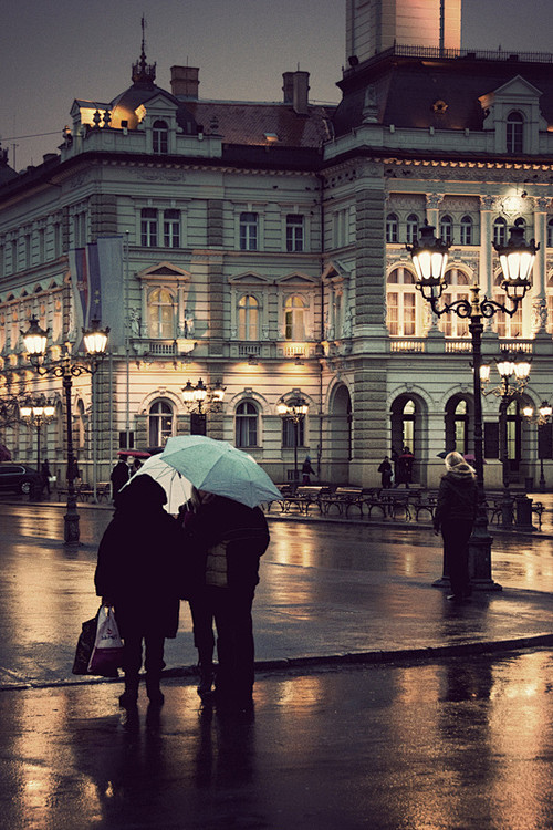 下雨的夜晚，法国巴黎