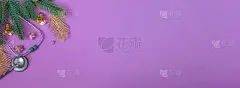 俯视图扁平圣诞装饰和听诊器在紫色的背景。概念医疗公告，横幅。与复制空间