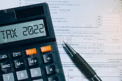 Word Tax 2022在文档计算器上。损益表。支付税率。税收,税收负担。商业和税收概念。