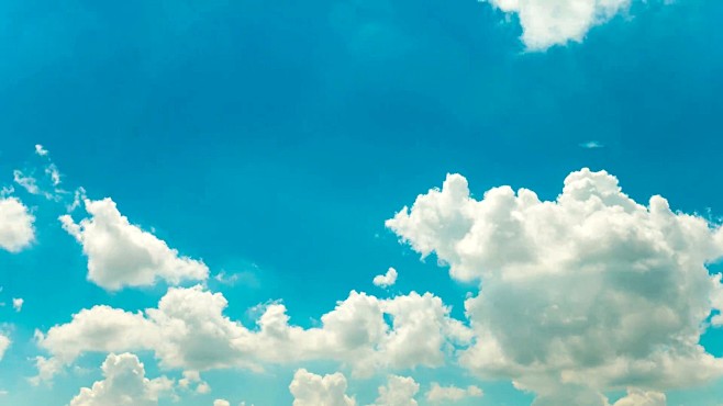 随云移动的太阳和黄昏天空的延时视图。