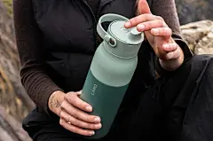 LARQ just casually designed the world’s smartest self-cleaning water bottle - Yanko Design : https://youtu.be/qMfUoocAV2Q?si=1v86aI-iyzilrWZw Let's face it. Water is good, but single-use plastic isn't. The folks at LARQ want to bridge that gap by making h