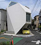 这座仅有44平米的住宅位于东京市中心附近，由日本著名建筑师设计。整栋小房子就像是一件折纸艺术品。它配有漂亮宽大的窗户和天窗，房子底部还预留了开放式车库，能够让车子直接停放。如此小巧的房屋包含了卧室、客厅、厨房和淋浴室，可谓“麻雀虽小，五脏俱全”。【Hany出品，喜欢分享】