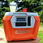 #趣味##工业设计#「Coolest Cooler」不仅仅是一个冰箱，还包含了一个内置的粉碎搅拌机、USB 充电站、防水蓝牙扬声器和一个隐藏的菜板以及很多隐藏起来的小功能。冰箱在细节上还有很多隐藏的功能，比如，在野外喝冷饮时，冰箱还有一个啤酒开瓶器。冰箱的盖子上使用了 LED 灯，当你打开灯盖，灯光照入冰箱可以帮助你在晚上方便地拿出食物。