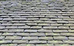 古老的垃圾自然石屋顶瓦覆盖着苔藓的苏格兰房子