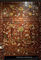 清 黄花梨百宝嵌人物图顶箱柜 故宫博物院藏
The Qing Dyasnty（1644-911）/Huanghuali Wardrobe inlaid with Design of Portraites in Gems/The Palace Musuem
杂木骨架 黄花梨木包镶 分上下节 装四门 两侧可卸 门装铜合页锁鼻 柜面由叶腊石螺钿等嵌人物异兽山石花木 上层为历史故事 下层为蕃人进宝 柜肚为婴戏 边框饰螭龙纹 方足铜包脚