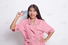 年轻的亚洲妇女微笑与空白卡片。