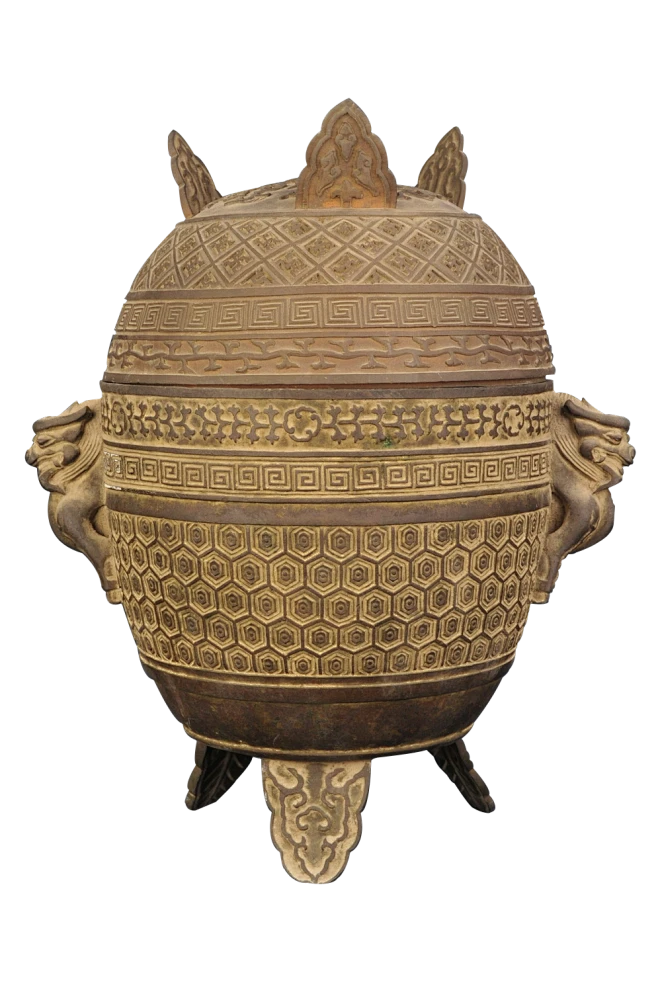 清乾隆锦纹双龙耳三足铜铏 此展品为清代的金属器，两耳为牺形口，绘藻纹，次回纹，腹贝纹。现收藏于孔庙和国子监博物馆。-花瓣网